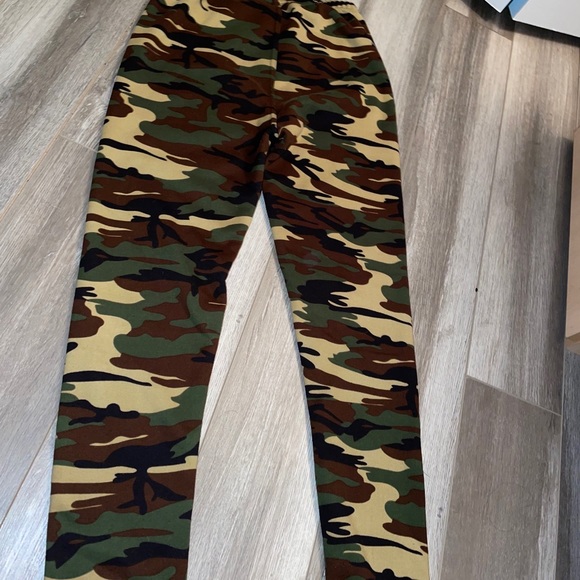 COZY CAMO LEGGINGS - Picture 2 of 2